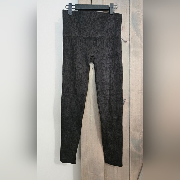 SPANX Look At Me Now Seamless Leggings In Crocodile Print. Brown/black. Size LG - Picture 6 of 11